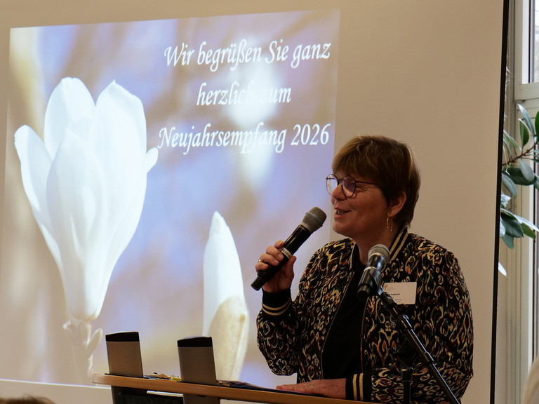 Sabine Kalkhoff begrüßt in ihrer Funktion als Gesamtleitung der Residenz am Wiesenkamp in Hamburg Volksdorf die Gäste des Neujahrsempfangs Sabine Kalkhoff begrüßt in ihrer Funktion als Gesamtleitung der Residenz am Wiesenkamp in Hamburg Volksdorf die Gäste des Neujahrsempfangs