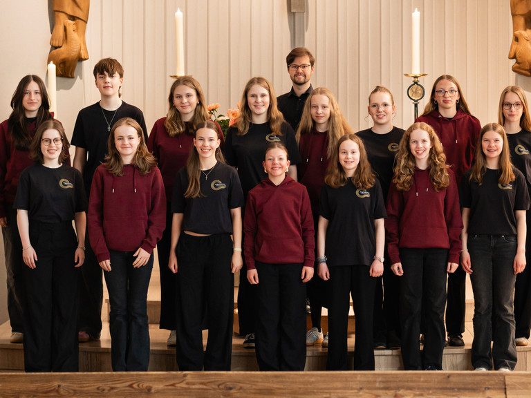 Der Jugendchor der Kantorei Poppenbüttel in festlicher Kleidung spielt zum Michaelstag in der St. Michaelskapelle in Hamburg-Volksdorf. Der Jugendchor der Kantorei Poppenbüttel in festlicher Kleidung spielt zum Michaelstag in der St. Michaelskapelle in Hamburg-Volksdorf.