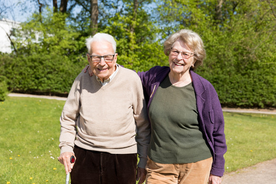Ein Senior und eine Seniorin machen Arm in Arm einen Spaziergang an der frischen Luft, Pflege in gewohnter Umgebung, Pflegeunterstützung zu Hause, pflegende Hilfe im eigenen Haus, Residenz am Wiesenkamp, Hamburg-Volksdorf Ein Senior und eine Seniorin machen Arm in Arm einen Spaziergang an der frischen Luft, Pflege in gewohnter Umgebung, Pflegeunterstützung zu Hause, pflegende Hilfe im eigenen Haus, Residenz am Wiesenkamp, Hamburg-Volksdorf