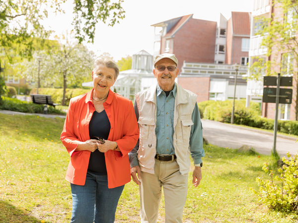 Seniorenpaar spaziert im Garten der Residenz am Wiesenkamp in Hamburg-Volksdorf – Einblick in betreutes Wohnen und hohe Lebensqualität Seniorenpaar spaziert im Garten der Residenz am Wiesenkamp in Hamburg-Volksdorf – Einblick in betreutes Wohnen und hohe Lebensqualität