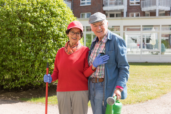 Eine Seniorin und ein Senior bei der Gartenarbeit, 24 Stunden Pflegedienst, Pflegenotruf rund um die Uhr, pflegerische Unterstützung nach Bedarf, Residenz am Wiesenkamp, Hamburg-Volksdorf Eine Seniorin und ein Senior bei der Gartenarbeit, 24 Stunden Pflegedienst, Pflegenotruf rund um die Uhr, pflegerische Unterstützung nach Bedarf, Residenz am Wiesenkamp, Hamburg-Volksdorf