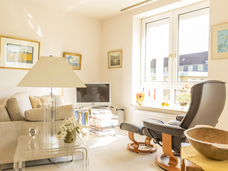 Blick in ein eingerichtetes Wohnzimmer, wohnen in der Residenz am Wiesenkamp, Hamburg-Volksdorf Blick in ein eingerichtetes Wohnzimmer, wohnen in der Residenz am Wiesenkamp, Hamburg-Volksdorf