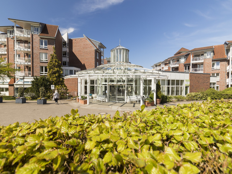 Haupteingang der Residenz am Wiesenkamp von außen, Lage und Standort, Hamburg-Volksdorf Haupteingang der Residenz am Wiesenkamp von außen, Lage und Standort, Hamburg-Volksdorf