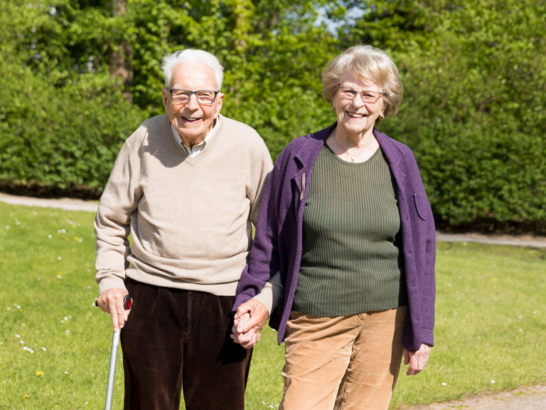 Seniorenpaar spaziert Hand in Hand durch den Garten der Residenz am Wiesenkamp in Hamburg beim Besichtigungstag Seniorenpaar spaziert Hand in Hand durch den Garten der Residenz am Wiesenkamp in Hamburg beim Besichtigungstag